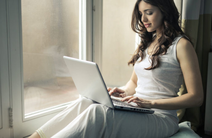 Jak internet światłowodowy wpływa na życie konsumentów?