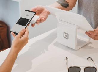 Polacy chętnie korzystają z bankowości mobilnej i płatności mobilnych