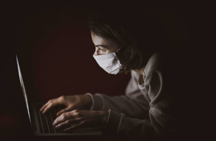 Facebook ostrzega użytkowników przed dezinformacją na temat COVID-19