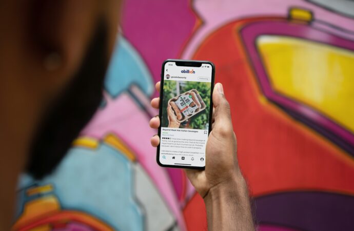 Niemal 70% gospodarstw domowych w Polsce posiada co najmniej jedno urządzenie mobilne z dostępem do internetu