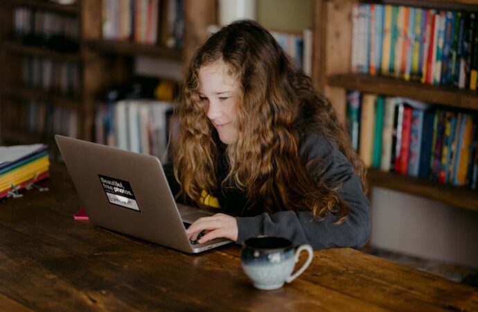 Rząd przekaże laptopy za darmo dla uczniów klas czwartych – krok w kierunku cyfrowej transformacji edukacji