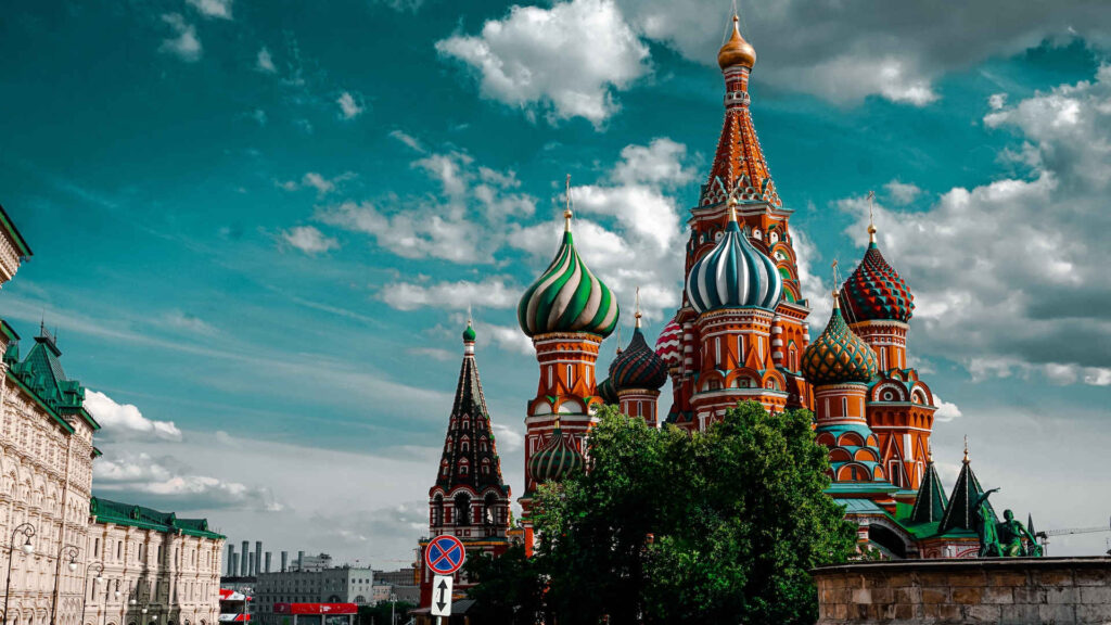Cerkiew w Moskwie jako tło dla artykułu o rosyjskim rynku telekomunikacyjnym, zmagającym się z problemem 20 milionów nielegalnych kart SIM i wzrostem kontroli ze strony Kremla
